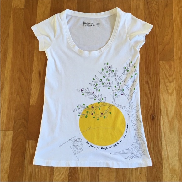 Takkunya Tops - 🎆HP🎇 White Tee-Shirt with Hawaiian Saying